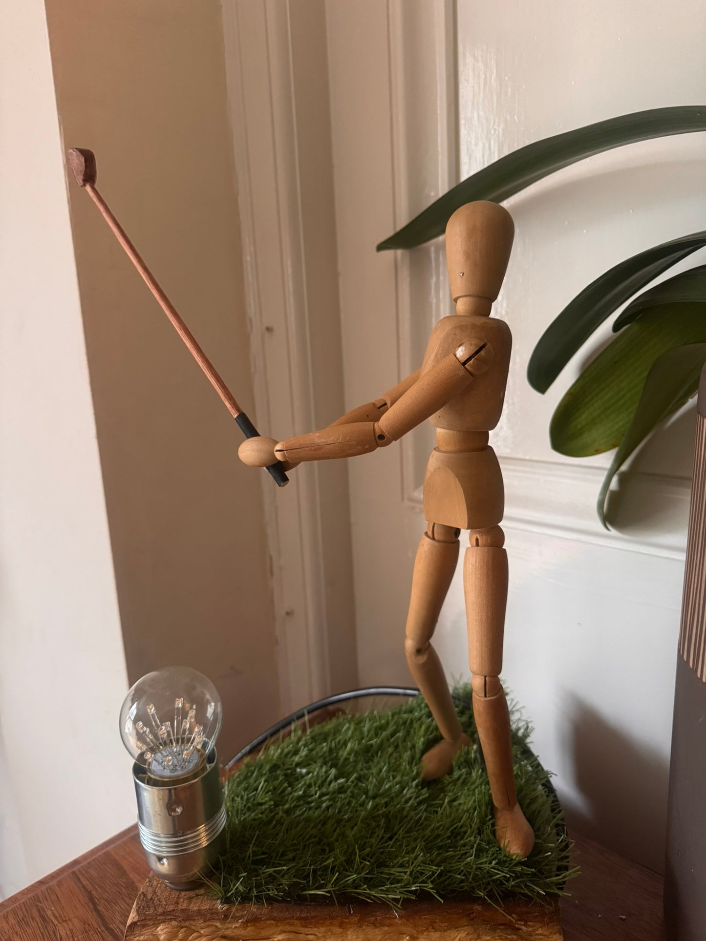 Wooden golfer lamp